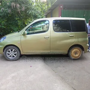 Toyota Fun Cargo 2000 Gold