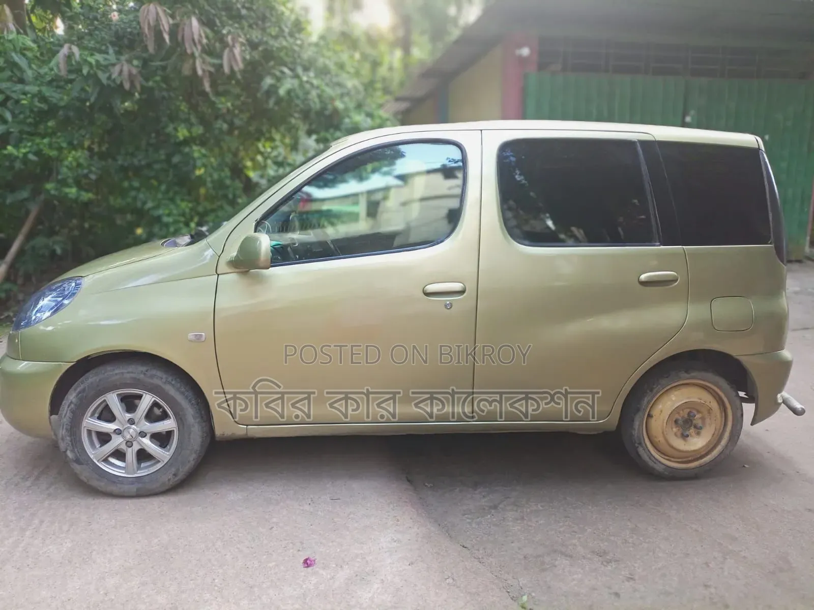 Toyota Fun Cargo 2000 Gold