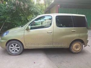 Toyota Fun Cargo 2000 Gold