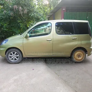 Toyota Fun Cargo 2000 Gold