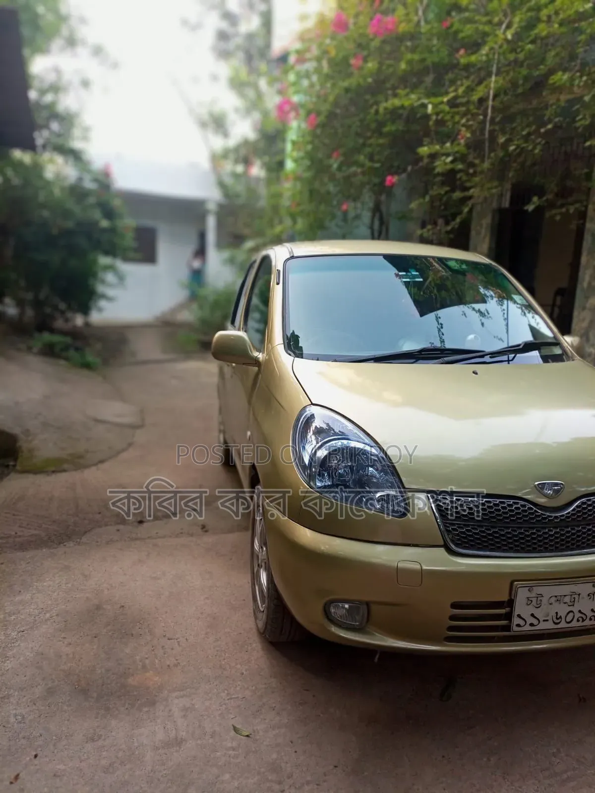Toyota Fun Cargo 2000 Gold