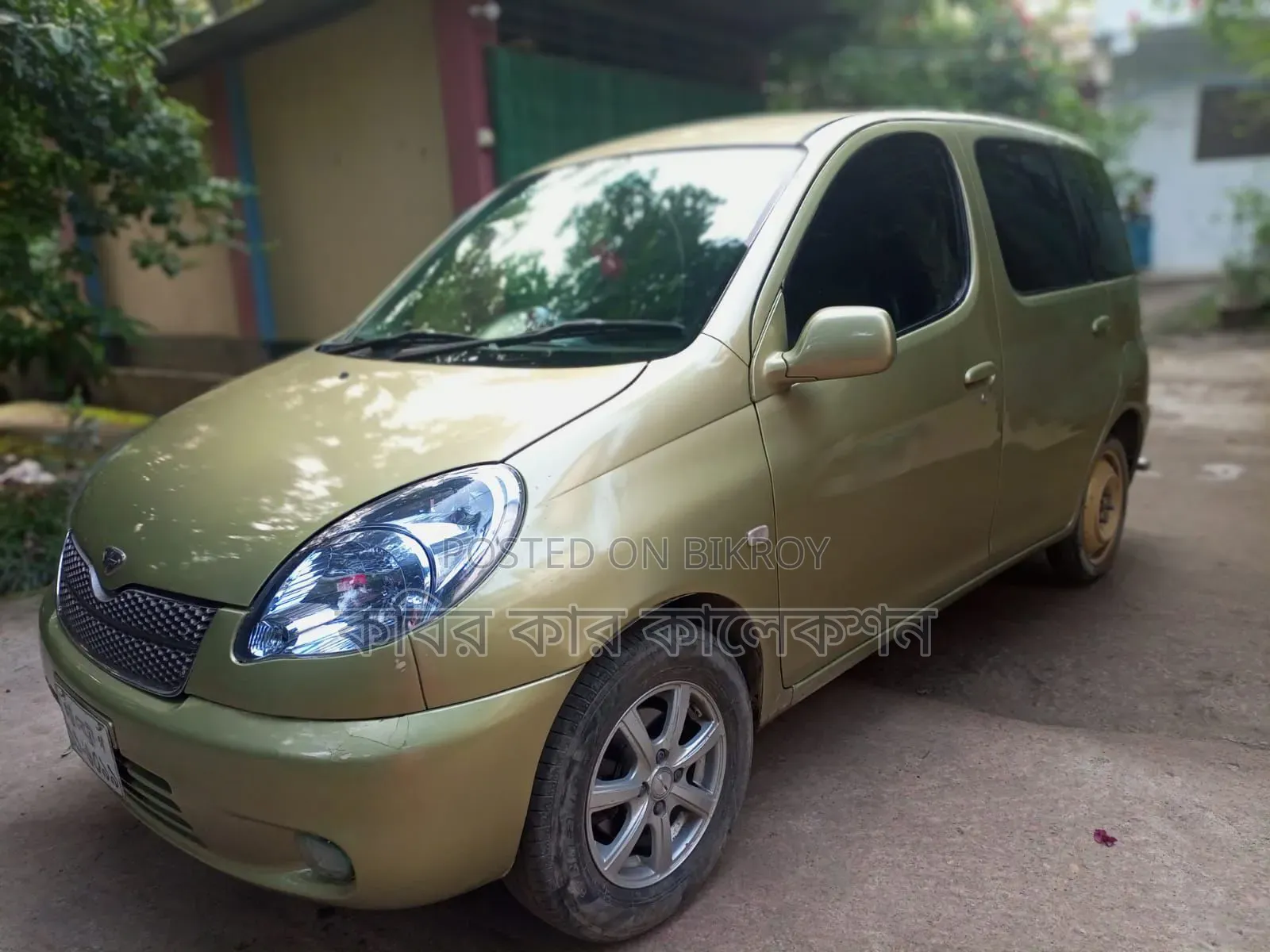 Toyota Fun Cargo 2000 Gold