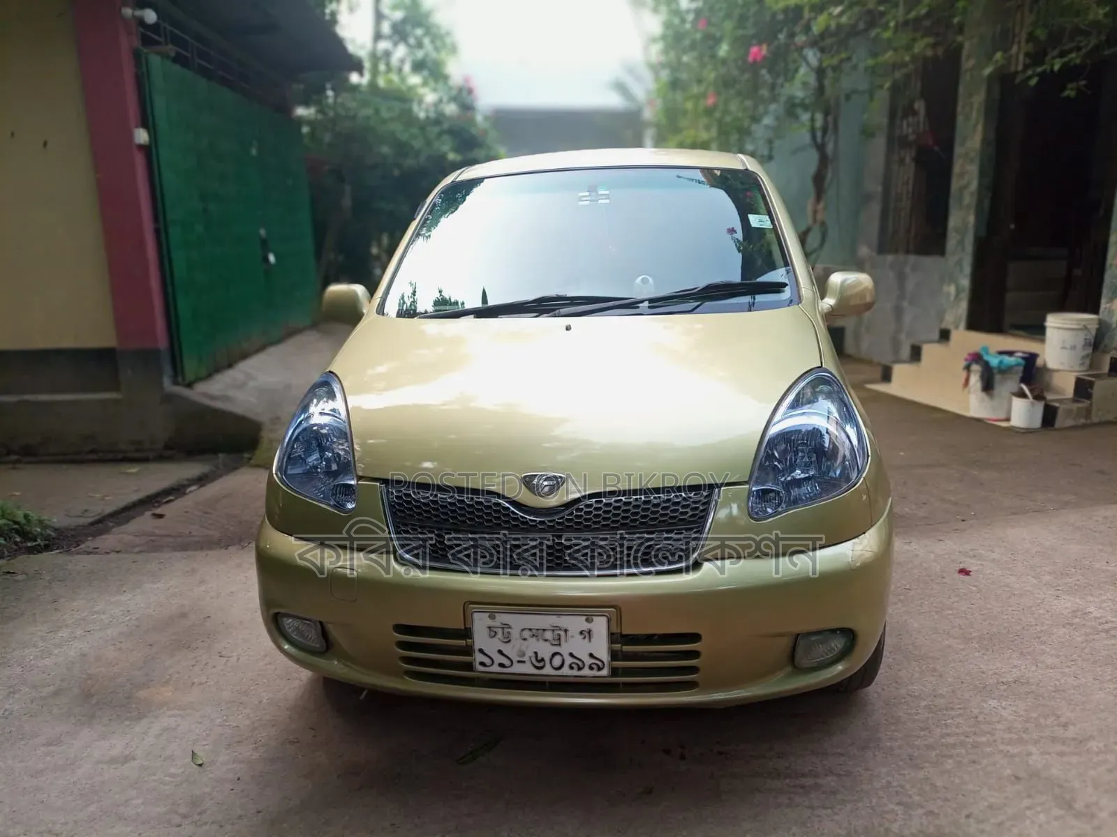 Toyota Fun Cargo 2000 Gold