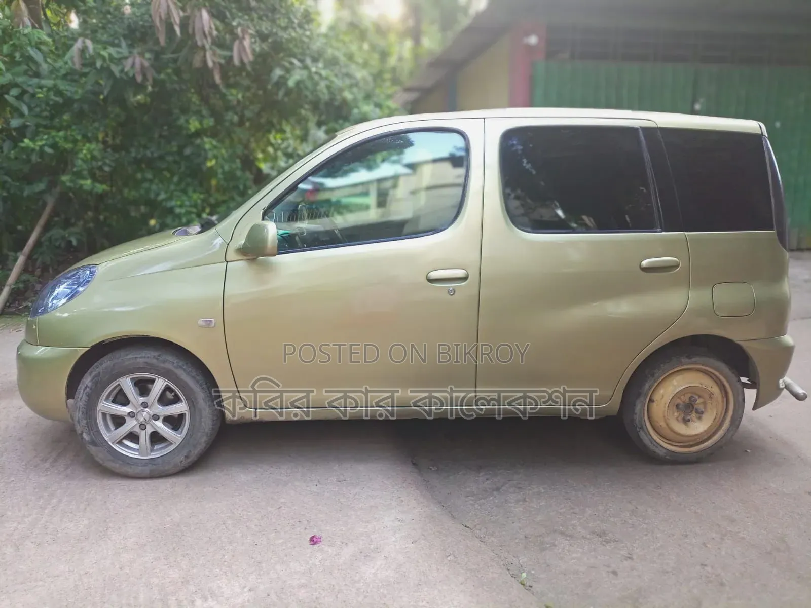 Toyota Fun Cargo 2000 Gold