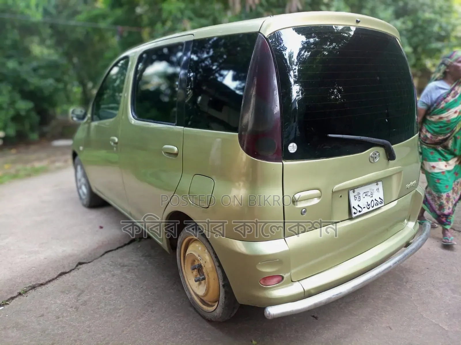 Toyota Fun Cargo 2000 Gold