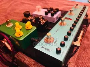 Hybrid Electric Guitar Pedalboard Setup