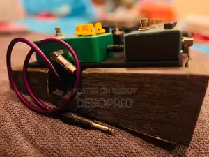 Hybrid Electric Guitar Pedalboard Setup