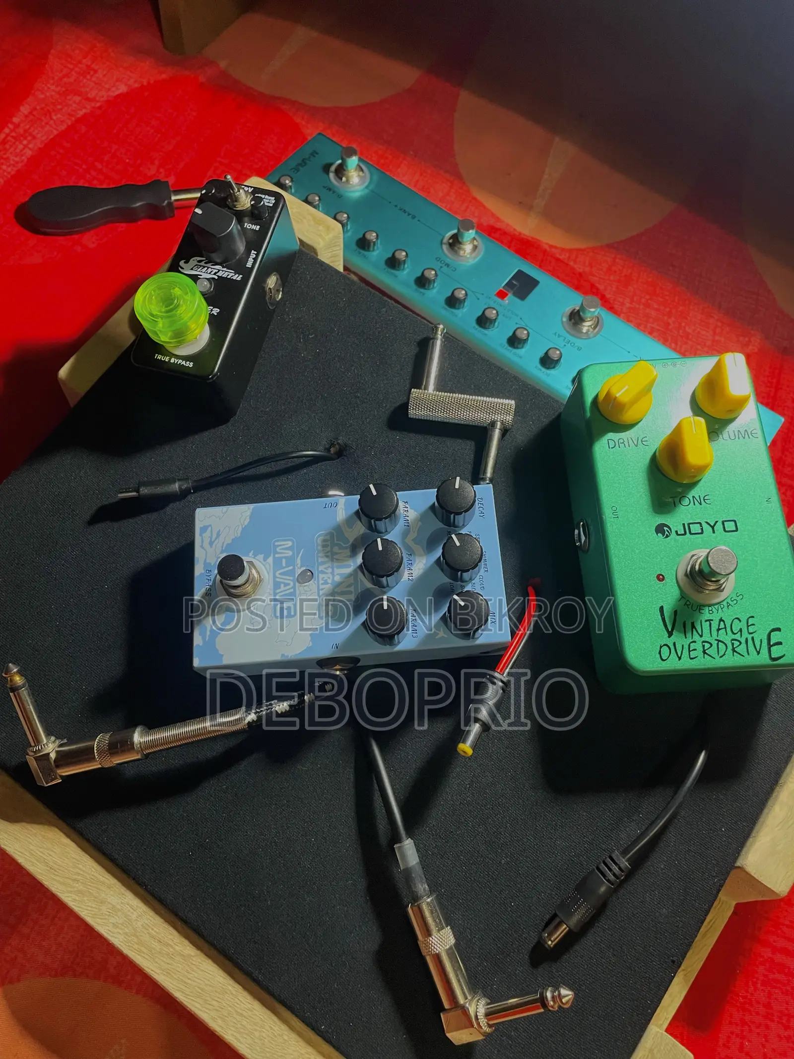 Hybrid Electric Guitar Pedalboard Setup