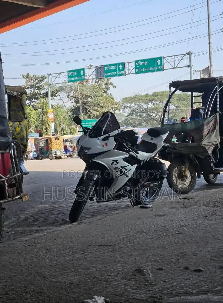 সুজুকি জিএসএক্স-আর১৫০ ২০২১ হোয়াইট