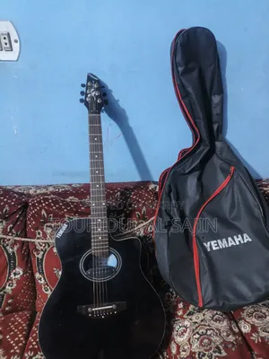 Yemaha Cm-2 Acoustic Guitar