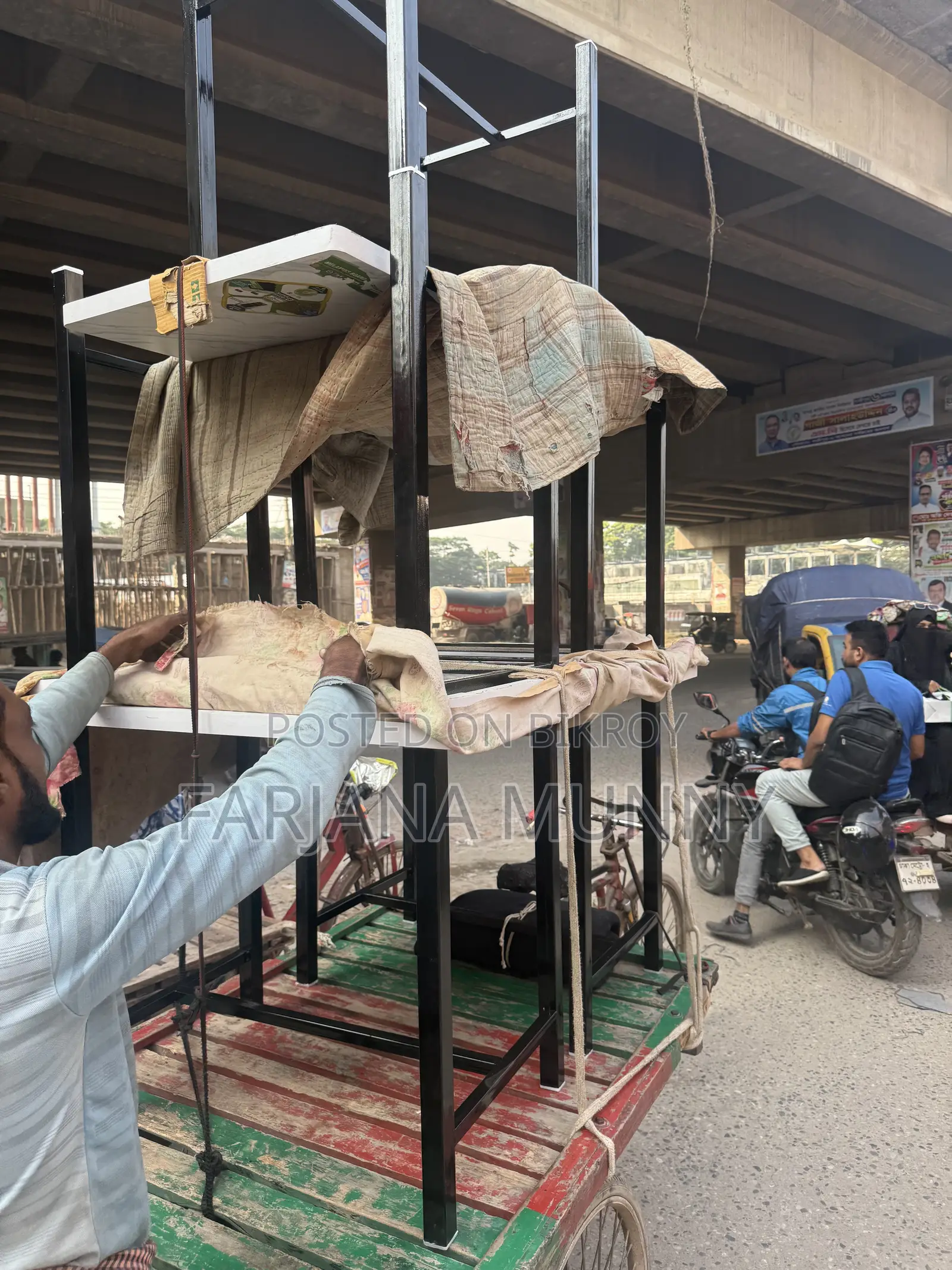 সোফা আর টেবিল বিক্রয় করা হবে ৩ মাস বেবহার করা হয়েছে সম্পূর্ণ নতুন