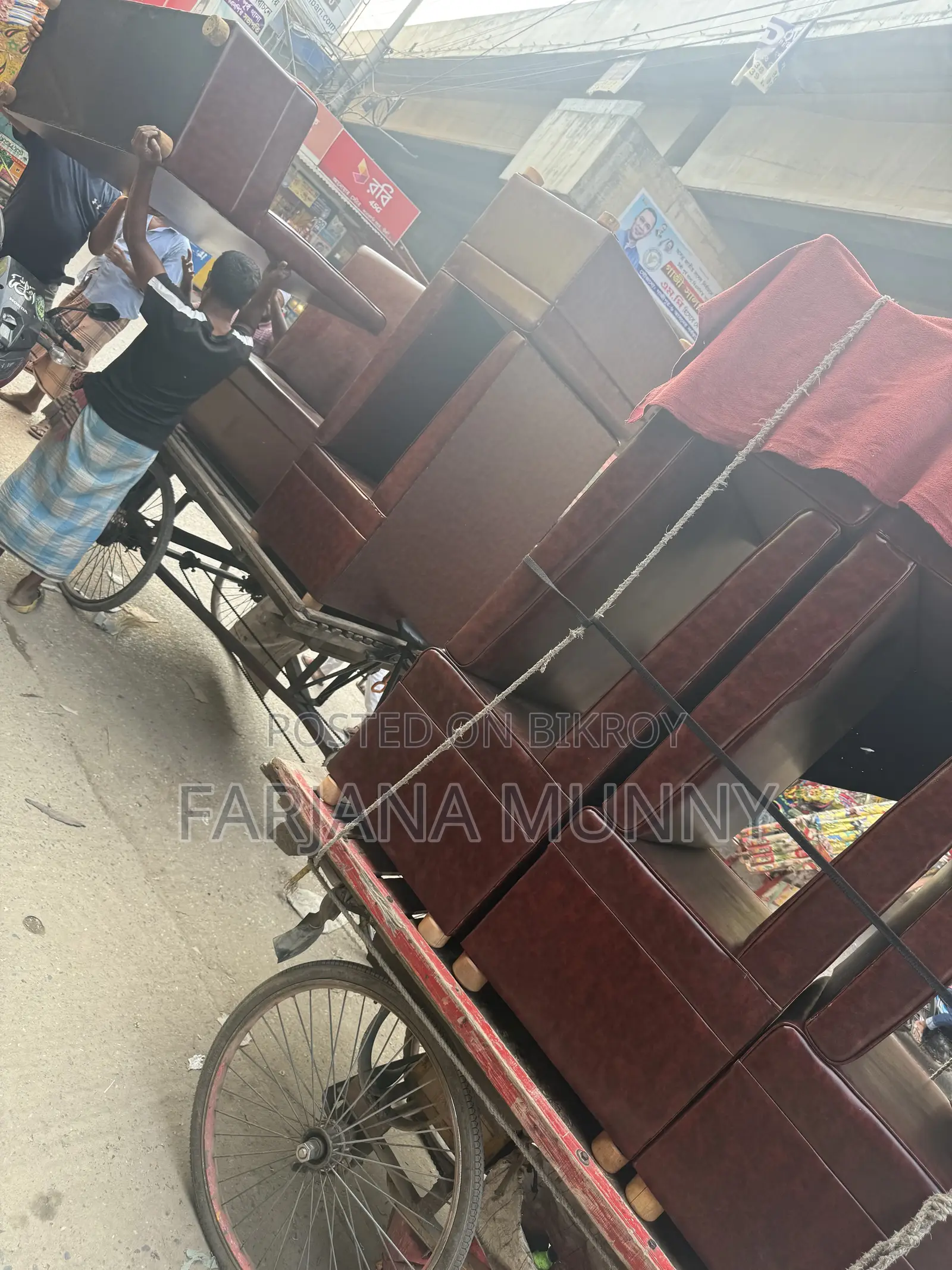 সোফা আর টেবিল বিক্রয় করা হবে ৩ মাস বেবহার করা হয়েছে সম্পূর্ণ নতুন