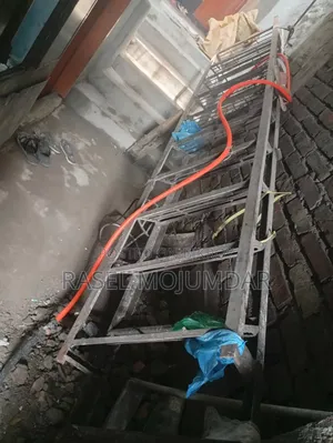 লোহার সিঁড়ি ১১ ফিট বাই দুই ফিট,11 টি দাপ আছে আর রেলিং সহ