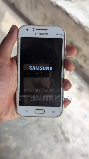 Samsung Galaxy J1 8 GB Silver