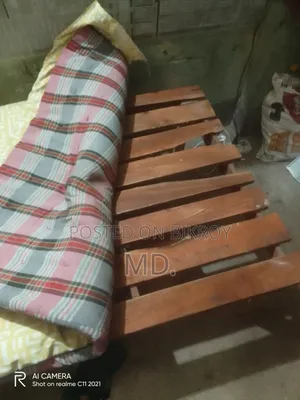 একটি সিঙ্গেল চৌকি আর তোশক