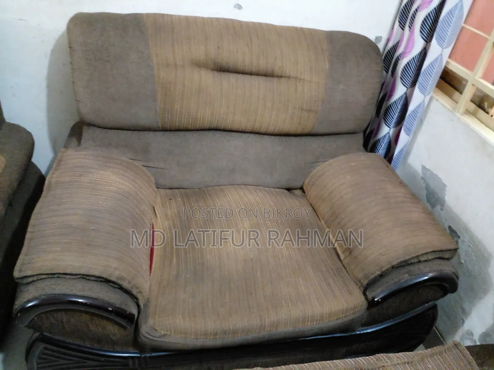 ব্যবহার করা পাঁচ সিটের সোফা বিক্রয় করা হবে