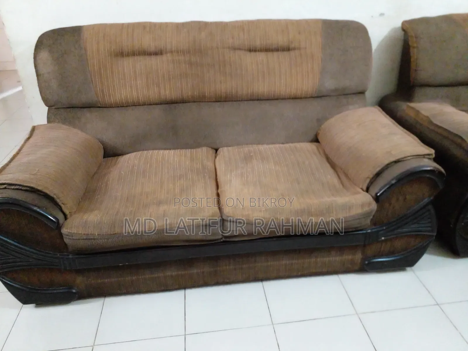 ব্যবহার করা পাঁচ সিটের সোফা বিক্রয় করা হবে
