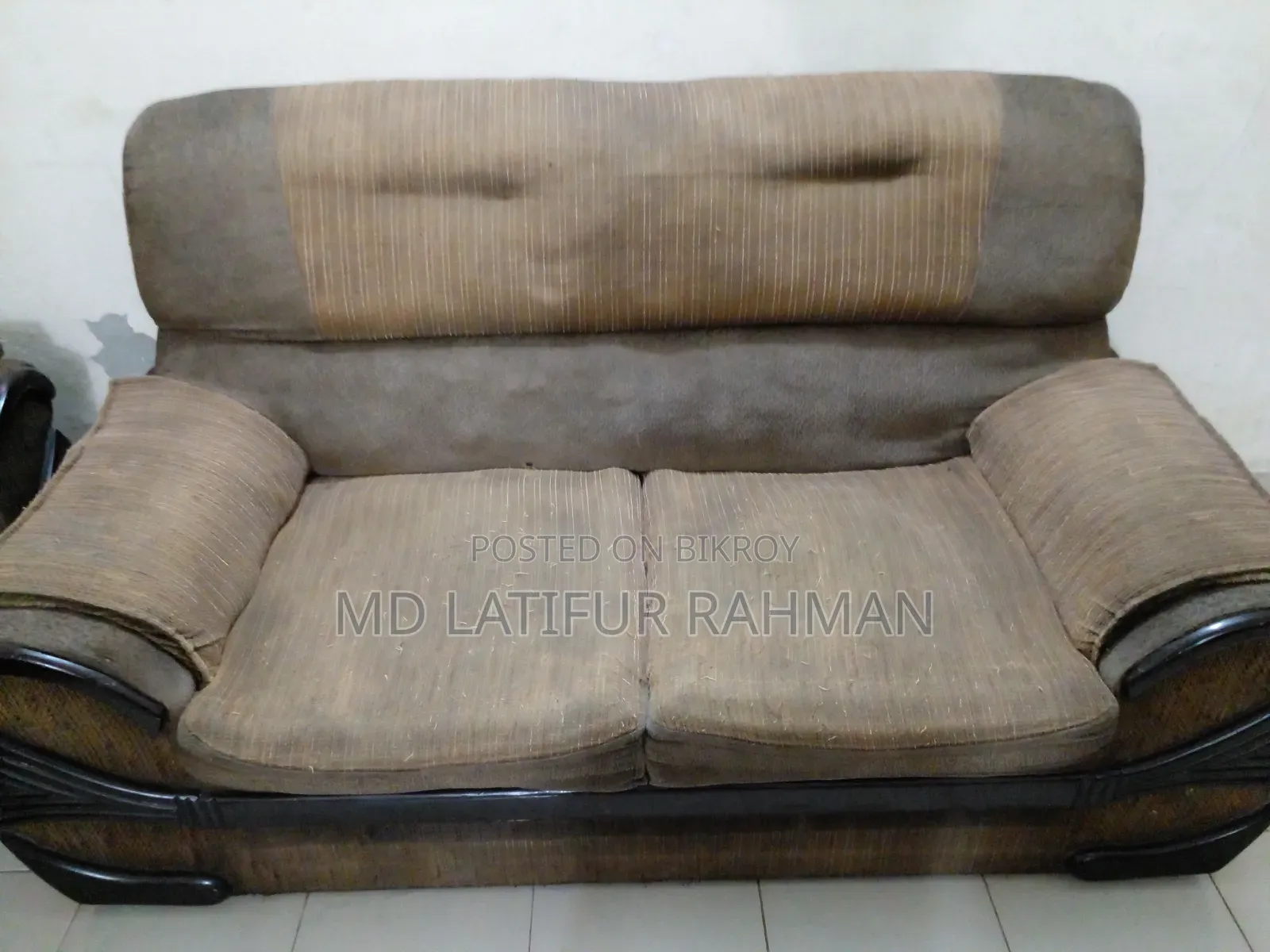 ব্যবহার করা পাঁচ সিটের সোফা বিক্রয় করা হবে