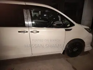 টয়োটা এস্কয়ার ২.০ অল-হুইল ড্রাইভ (৮ সিটার) ২০১৫ পার্ল