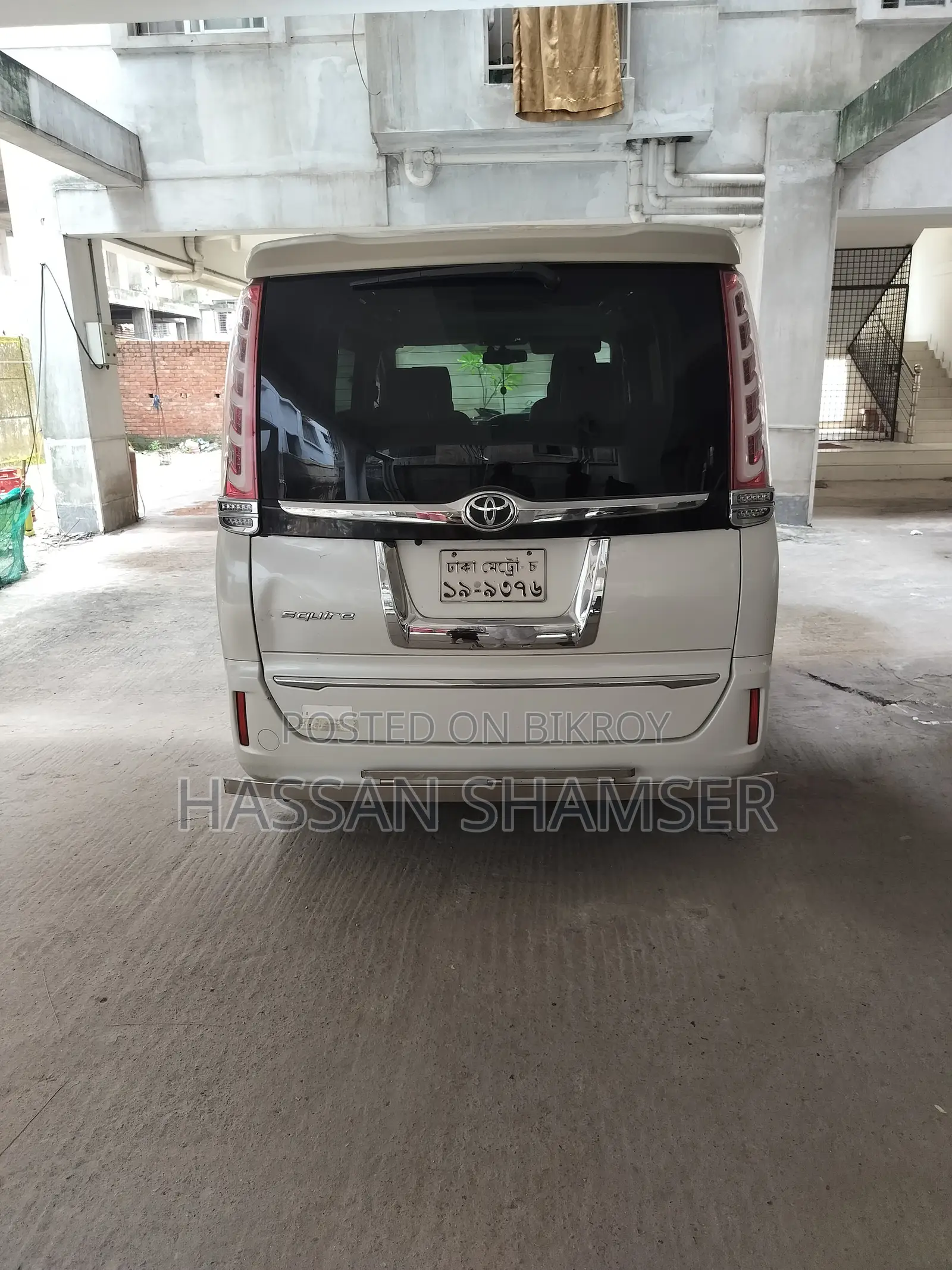 টয়োটা এস্কয়ার ২.০ অল-হুইল ড্রাইভ (৮ সিটার) ২০১৫ পার্ল