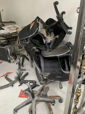 বিক্রয়ের জন্য চেয়ার - ভাঙা পা