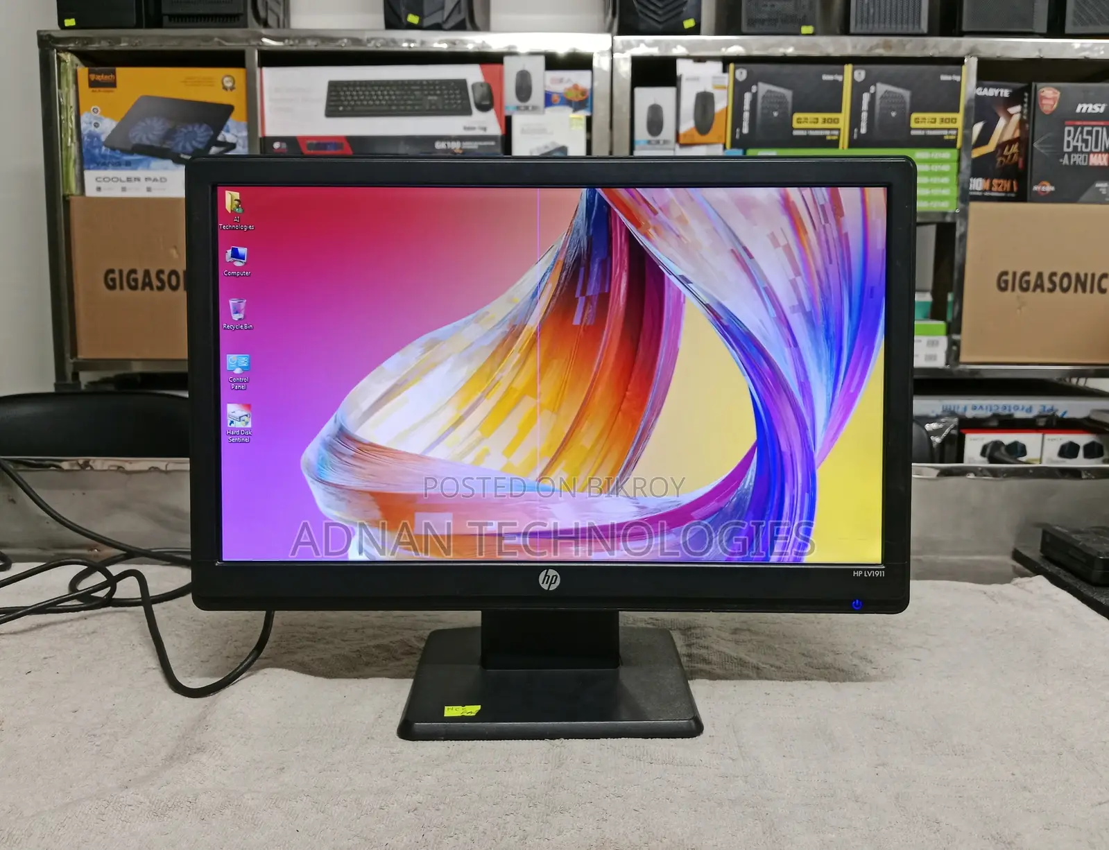 1 Mark HP LV1911 19" HD LED-backlit Liquid Crystal Display Monitor