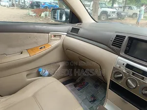 টয়োটা করোলা ২০০৫ হোয়াইট