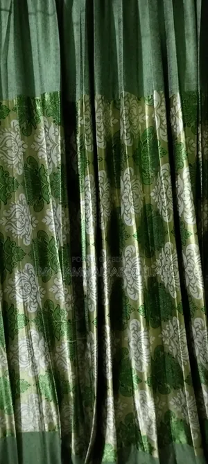 10 pieces of curtains.