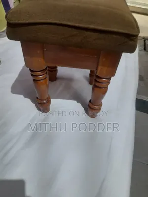 কাঠের টুল ,বসে দৈনন্দিন কাজ করতে পারবেন
