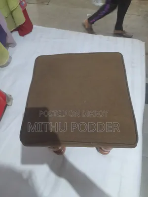 কাঠের টুল ,বসে দৈনন্দিন কাজ করতে পারবেন