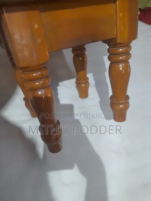 কাঠের টুল ,বসে দৈনন্দিন কাজ করতে পারবেন