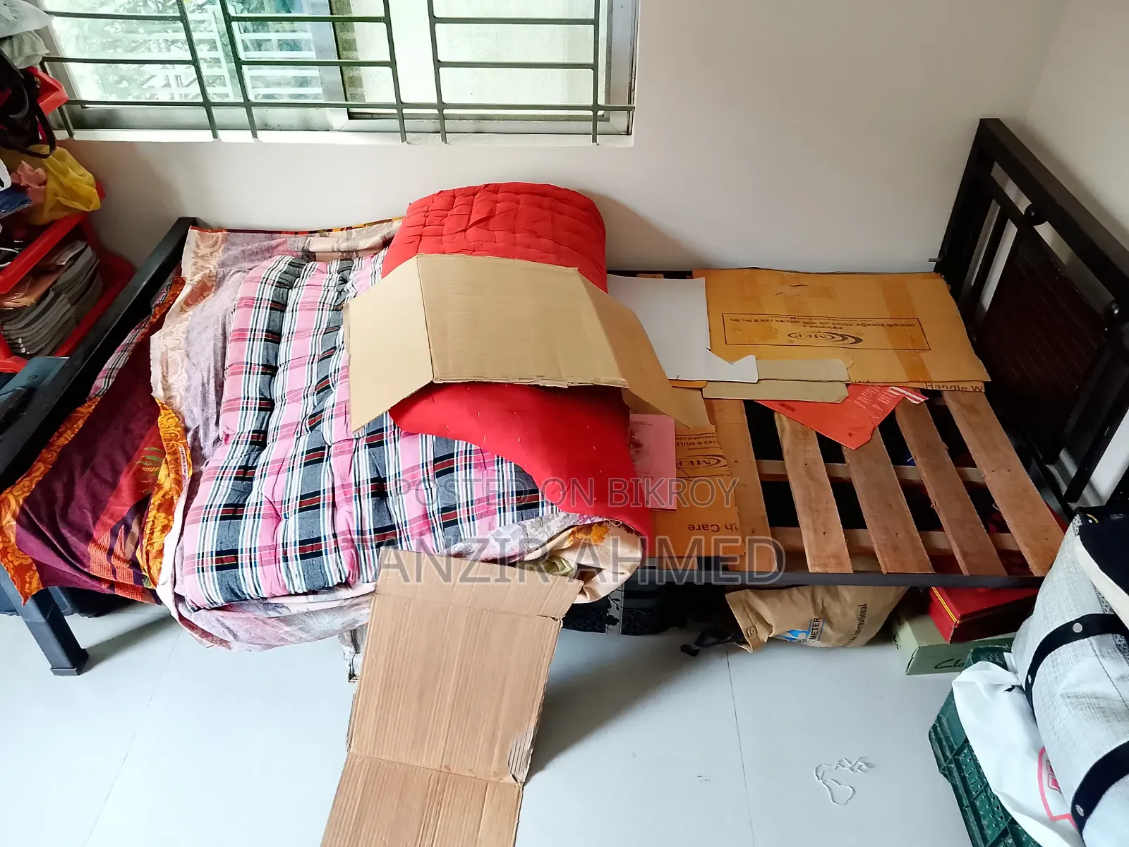 স্টিলের খাট। ৩.৫ ফিট বাই ৭ ফিট।
