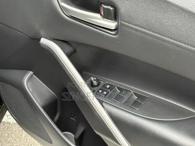 টয়োটা করোলা ক্রস ২০২১ রেড