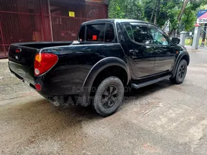 মিতসুবিশি এল২০০ ২০০৬ কালো
