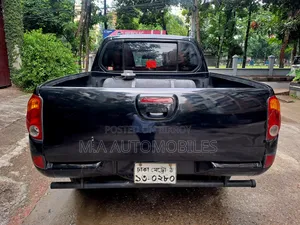 মিতসুবিশি এল২০০ ২০০৬ কালো