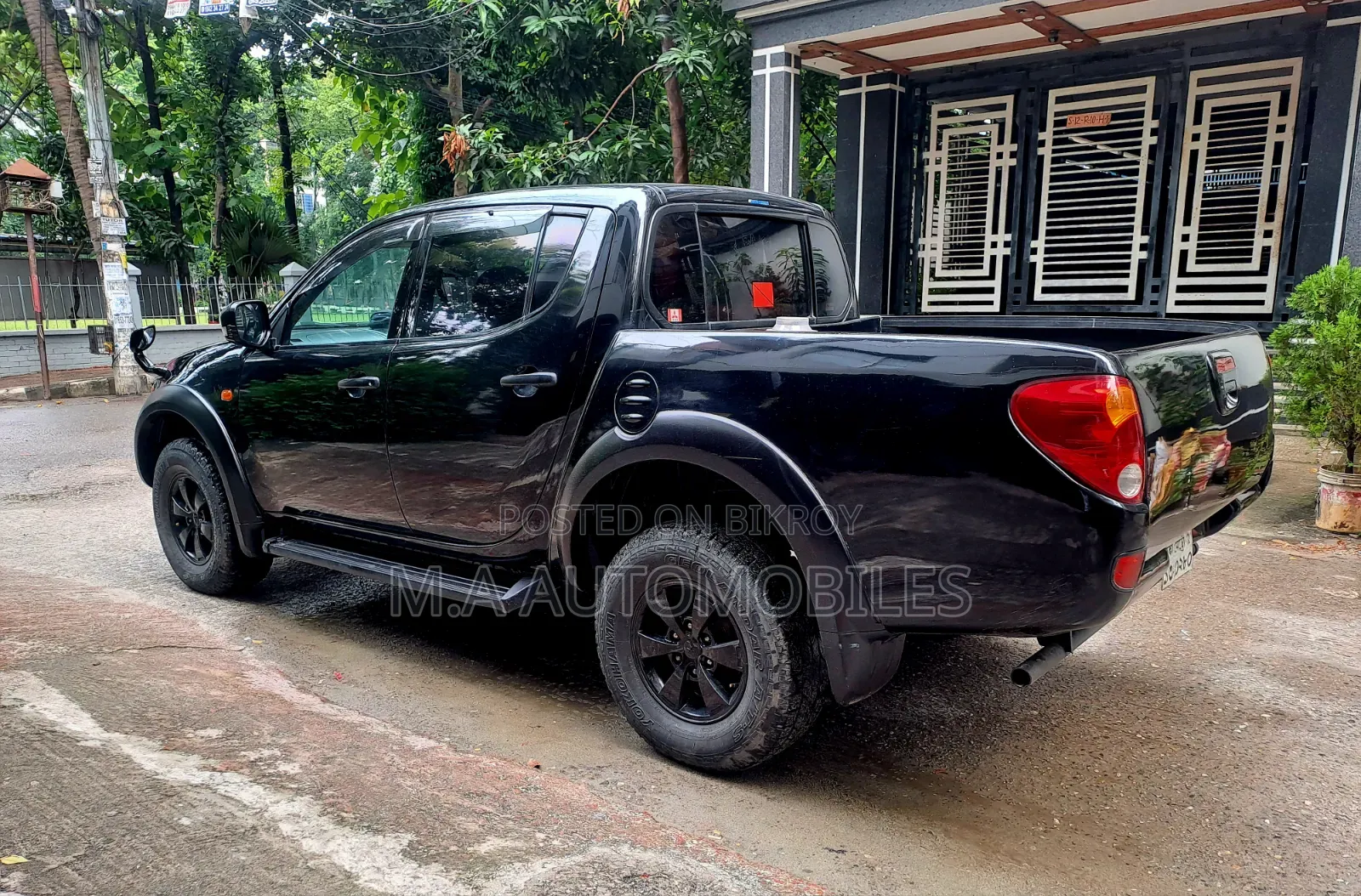 মিতসুবিশি এল২০০ ২০০৬ কালো