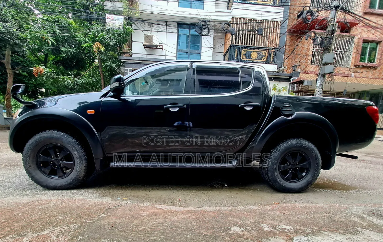 মিতসুবিশি এল২০০ ২০০৬ কালো