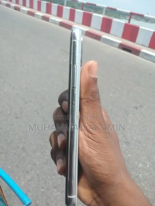 অ্যাপল আইফোন এক্স ২৫৬ জিবি সাদা