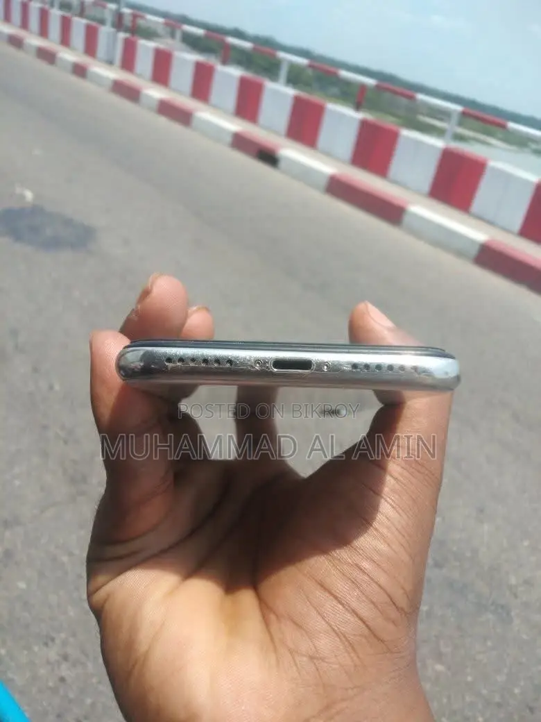 অ্যাপল আইফোন এক্স ২৫৬ জিবি সাদা