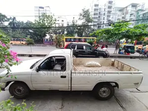 Toyota Hilux 2004 White