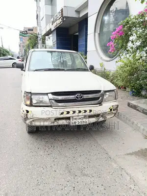 Toyota Hilux 2004 White