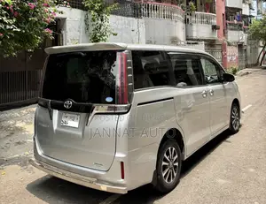 টয়োটা এস্কয়ার ২০১৮ সিলভার