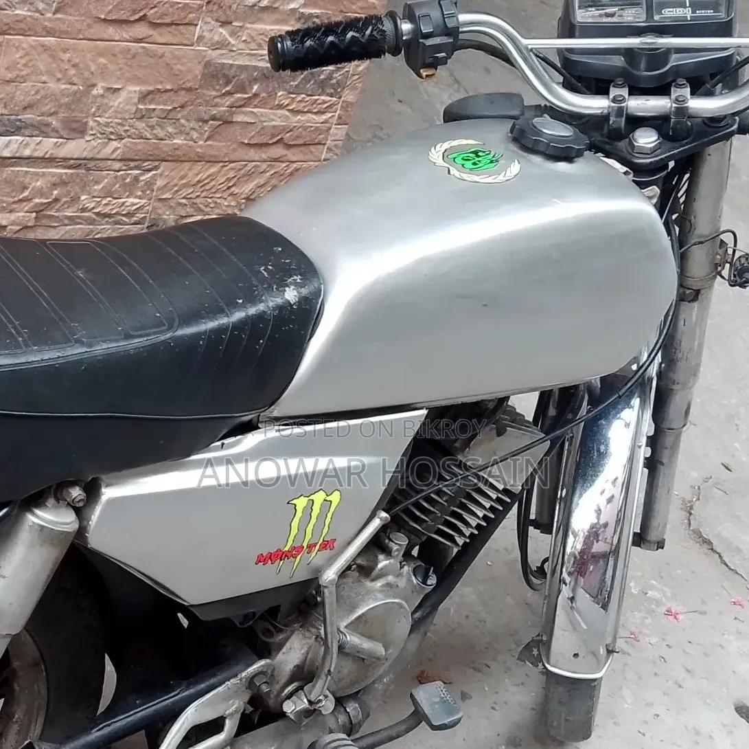 হোন্ডা ১৯৯০ সাদা