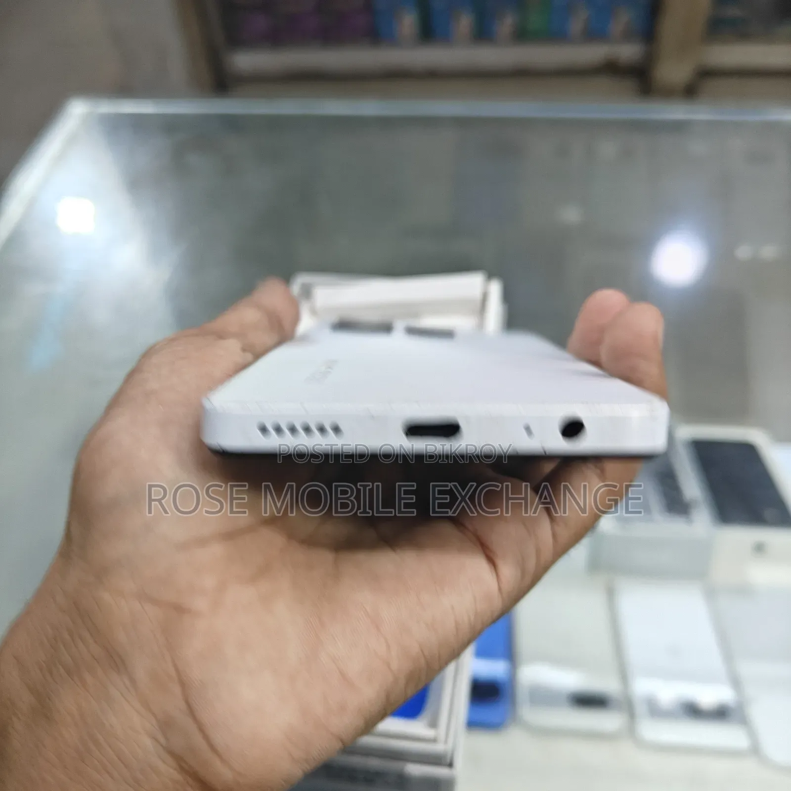 টেকনো ১২৮ জিবি সাদা