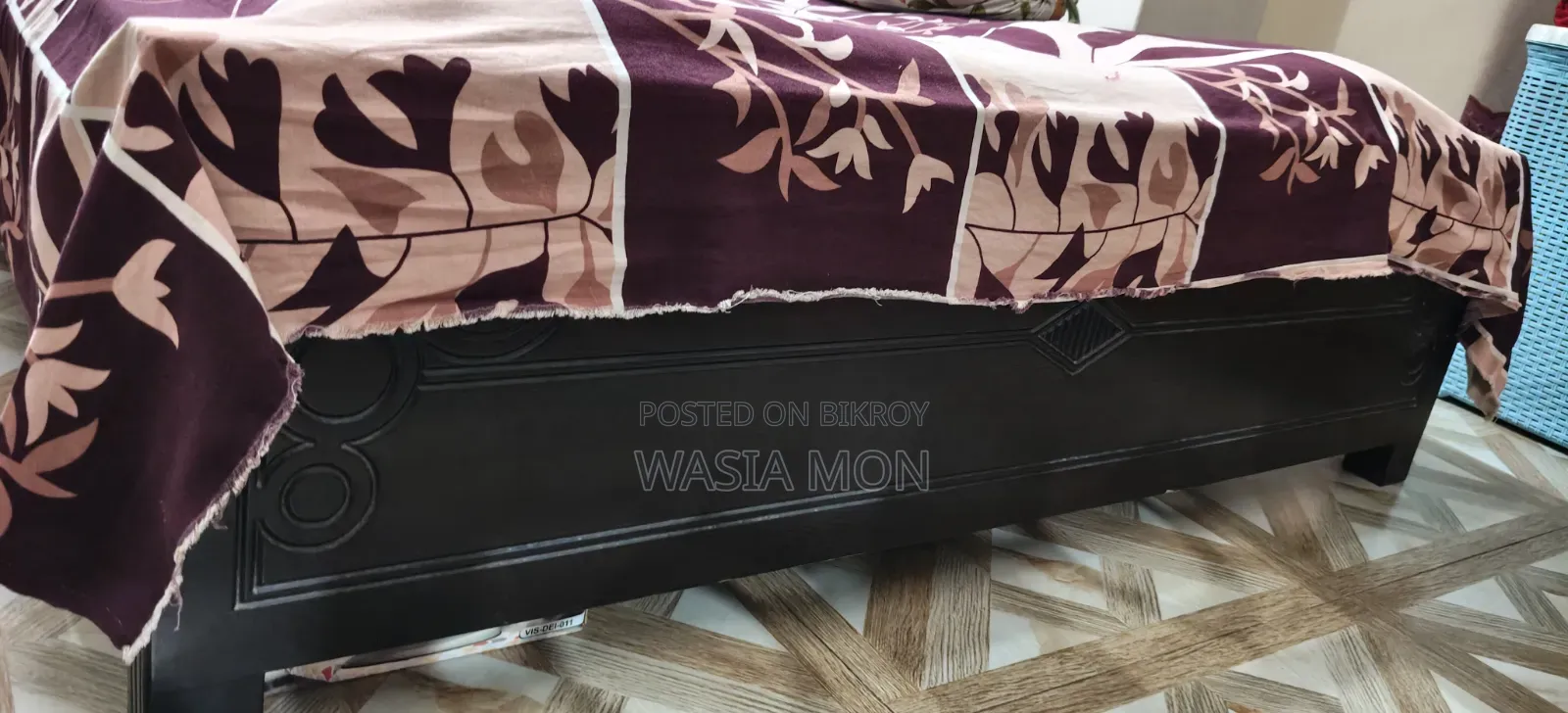 Beautifully designed semi-double bed (Used)