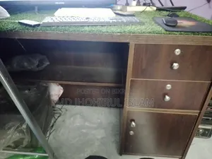 ফ্রেশ কন্ডিশন এর টেবিল বিক্রয় করা Hobe
