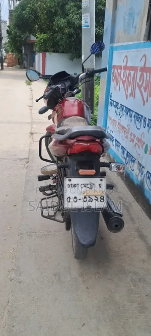 মাহিন্দ্রা মোজো ২০১৫ রেড