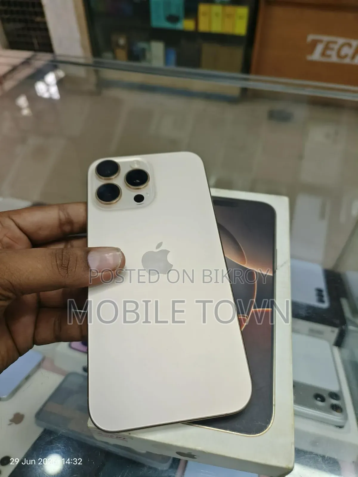 অ্যাপল আইফোন ১৬ প্রো ম্যাক্স ২৫৬ জিবি গোল্ড