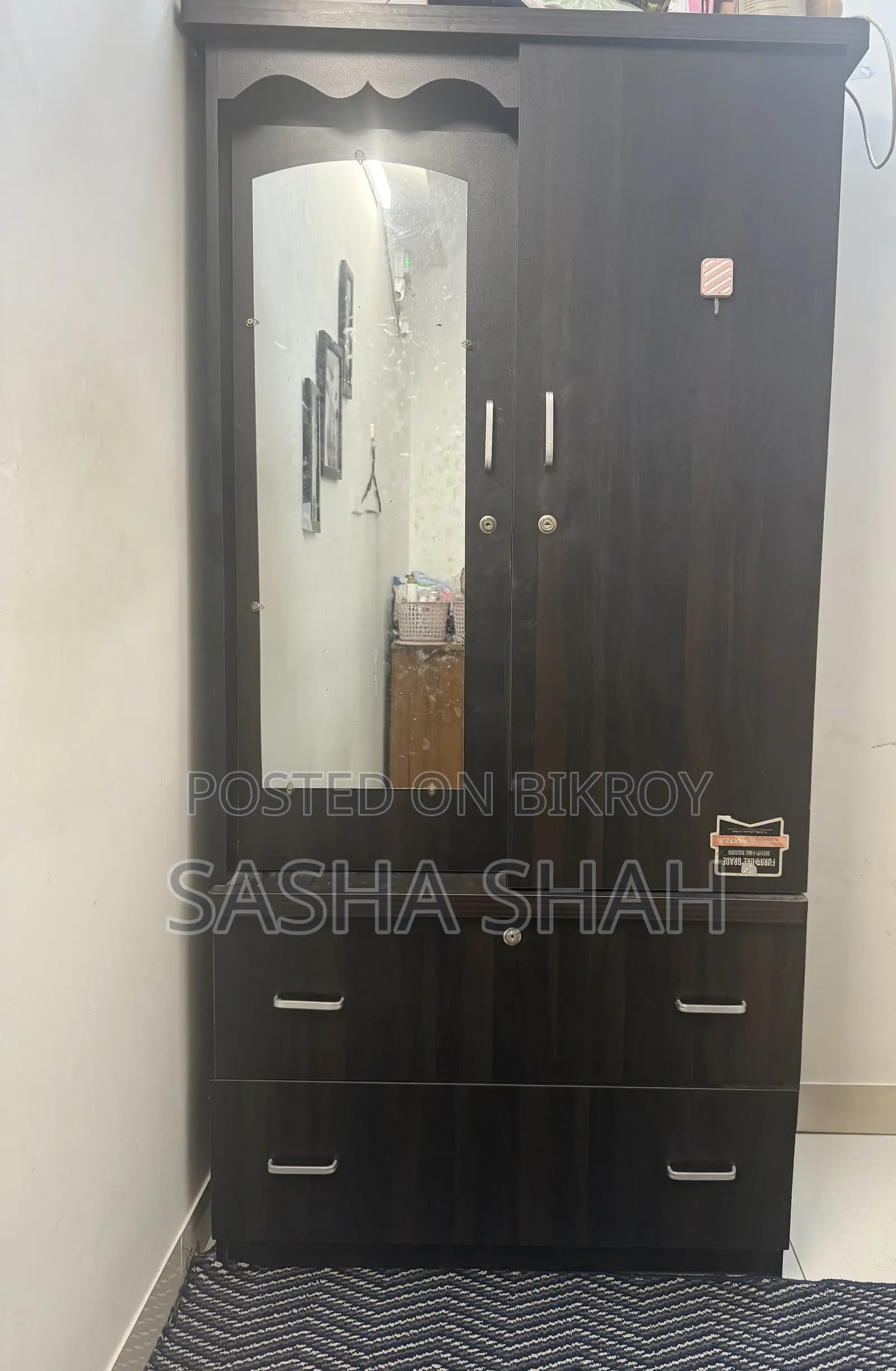 Premium Quality Almirah Well Maintained