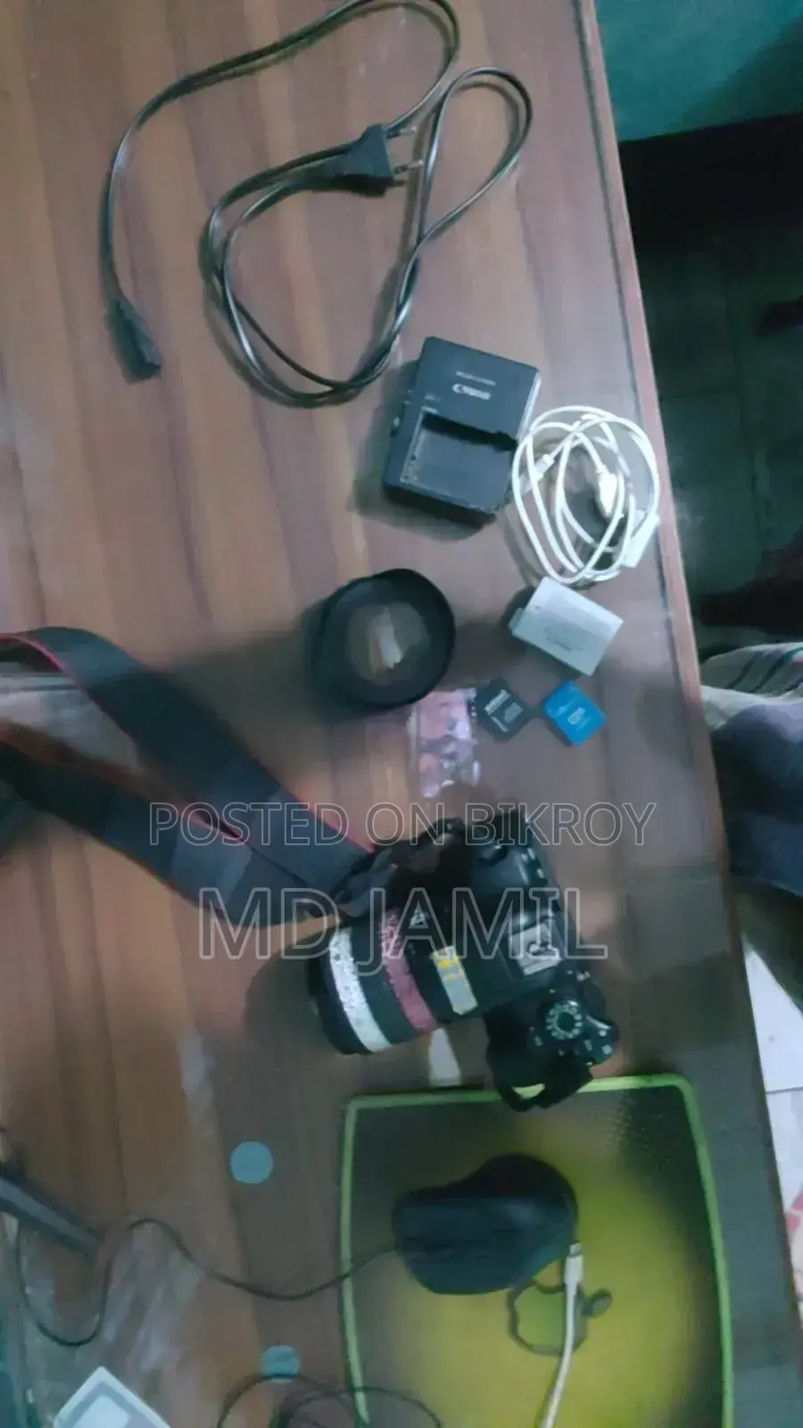 700d DSLR camera, has shadow, but no issues with photos or videos